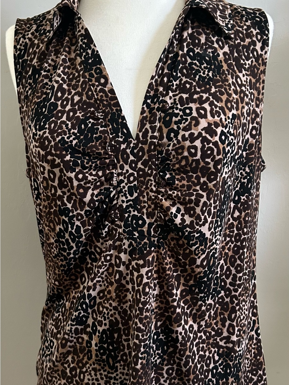 Miss Tina by Tina Knowles Sz Medium Sleeveless Collar Leopard Print Shirt Top